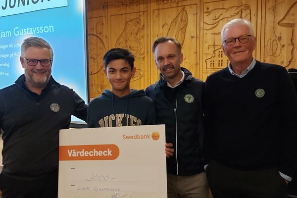 Vid höstmötet för Hammarö Golfklubb delades det ut ett stipendium "Årets Junior" från Oskar Mellqvist fond.
