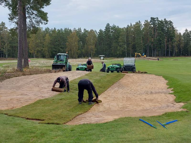 Banpersonalen är i behov av hjälp tisdag 21 april med att rulla ut gräs vid hål 3 och 16